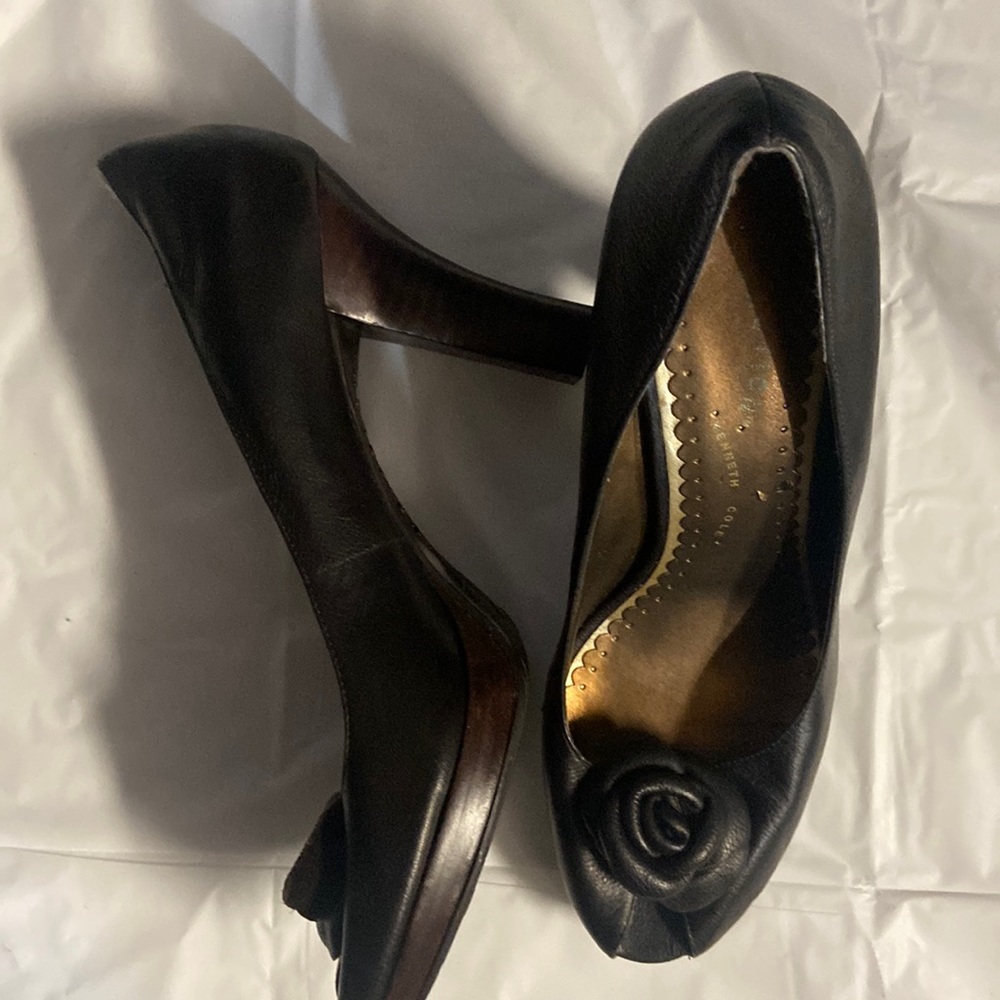 KENNETH COLE — SIZE 10 — BLACK LEATHER PUMPS with ROSE
